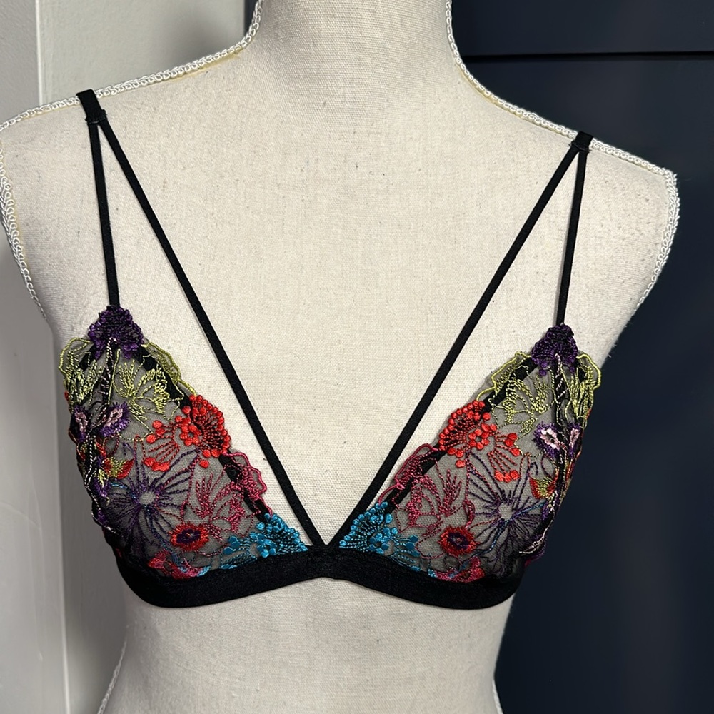 Nwot “Out From Under” Triangular Lacy Bralette Si… - image 1